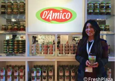 Maria D'Amico, responsabile marketing manager dell'azienda produttrice di sottoli, sottaceti e condimenti vegetali presenta al Tuttofood 2017 la nuova linea bio di legumi e Kamut.