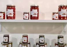 "La linea dei prodotti trasformati "Le Bontà del Casale" comprende trasformati di pomodoro e marmellate di agrumi, fichi, prugne, albicocche, pesche, fragole, mele e pere."