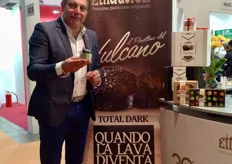 Giuseppe Messina, titolare dell'azienda siciliana Etna Dolce, trasforma frutta tipica del territorio per negozi specializzati e pasticceria.
