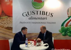 A destra Daniele Pecorino, fondatore di Gustibus Alimentari, azienda siciliana di conserve, creme, patè e sfiziose bontà tipiche del territorio.