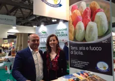 Salvatore Bua, direttore commerciale dell'OP La Deliziosa e la moglie al Tuttofood 2017 promuovono Sicilio, il nuovo brand del ficodindia di nicchia intensamente siciliano.