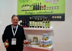 Manzella Giovanni, titolare dell'Azienda Agrobiologica Manzella, produce passata biologica di pomodoro siccagno e pregiati oli extravergine.