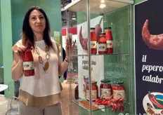 Raffaella Scutifero alla guida dell'azienda Mara Spezie produce e commercializza peperoncini, peperoncini dolci e piccanti, salsa di peperoncino, peperoncino in polvere, estratto di peperoncino.
