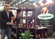 Michele Visciano è alla guida dell'omonima azienda di famiglia. Tra i prodotti di punta la linea di conserve di pomodoro, sughi pronti, legumi e contorni.