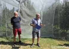 Al centro, Stefano Caruso. A sinistra, il frutticoltore Fraulini.
