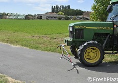 Il dispositivo montato dall'agricoltore per aprire le reti.