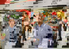 Fabio e Chiara Brentegani (a destra) insieme a Claudio Scandola (a sinistra) per B&B Frutta.