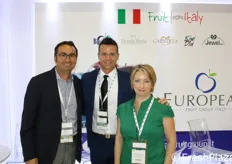 Nicola Detomi (al centro) di European Fruit Group Italy, insieme ad Alfio Lepidio e Milena Duberstain.