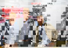 Mitch Pursehouse (fornitore) e gli export manager di Infia Matteo Baiocchi e Alessandro Mariani.