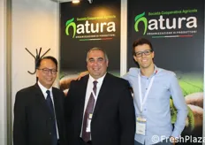 Antonio Wong insieme a Enzo Filardo e Andrea Dominici della Societa' Cooperativa Agricola Natura.