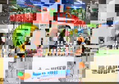 "Sara Grasso e Salvo Laudani di Oranfrizer, presente dal 2013 nelle piu' importanti catene di distribuzione di Hong Kong con le sue spremute d'agrumi. "Ci hanno chiesto di importare anche spremute d'arancia rossa biologica e il nostro mix di agrumi biologici. Inoltre, il nostro recente ingresso in Indonesia, sempre con le nostre spremute, e' una vera conquista". Ad Asia Fruit Logistica e' stata lanciata la nuova linea di spremute in bottiglia."