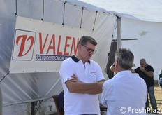 Alessandro Valente descrive le caratteristiche di una copertura.