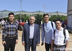 Il professor Costa con visitatori cinesi.