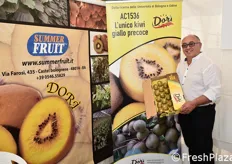 Giampaolo Dalpane mostra orgogliosamente un cartone di kiwi giallo Dori'.