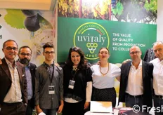 Il marchio di Certificazione e Valorizzazione Uvitaly, promosso dalla Op APOC, che vede riuniti centinaia di produttori di uva da tavola delle regioni Puglia, Basilicata e Sicilia con oltre 1.700 ettari coltivati a vigneto. In foto, alcuni di loro.