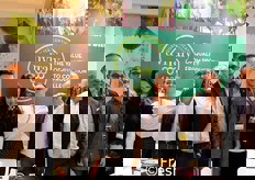 Il marchio di Certificazione e Valorizzazione Uvitaly, promosso dalla Op APOC, che vede riuniti centinaia di produttori di uva da tavola delle regioni Puglia, Basilicata e Sicilia con oltre 1.700 ettari coltivati a vigneto. In foto, alcuni di loro.