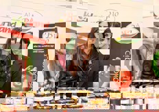 Il sorriso di Rossella e Cristina ha accolto i visitatori allo stand della OP Alba Bio di Ragusa.