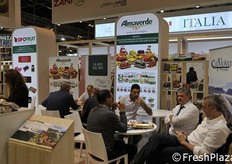 Lo stand Almaverde Bio. Al tavolo, anche il direttore di Canova Ernesto Fornari.