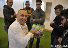 Carlo Lingua di Arra mostra e descrive ai visitatori una varietà di uva da tavola.