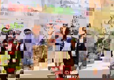 Paolo Turco dell'omonima azienda agricola con il team della B&B Frutta: Sara Angeli (sales department), Loredano Brentegani (titolare e CEO) e Claudio Scandola (senior sales manager).