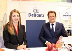 Francesco Delfanti dell'omonima azienda di Monticelli d'Ongina (PC) insieme alla hostess sorridente.