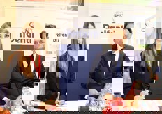 Francesco Delfanti dell'omonima azienda di Monticelli d'Ongina (PC) insieme alla hostess sorridente.