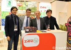 Foto di gruppo presso lo stand della Granfrutta Zani di Faenza (Ravenna). Matteo Franzoni, Enrico Silighini, Raffaele Bucella, Alessandro Zani.