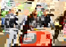 Foto di gruppo presso lo stand della Granfrutta Zani di Faenza (Ravenna). Matteo Franzoni, Enrico Silighini, Raffaele Bucella, Alessandro Zani.