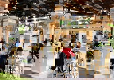 Colloqui in corso allo stand del Mercato di Padova.