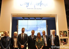 Foto di gruppo allo stand del Consorzio VOG.