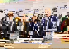 Allo stand Nava, troviamo: Luigi Antresini, Marzia Fazio, Mohammed Amjad Khan (Al Jebali Trading) e Angelo Antresini.