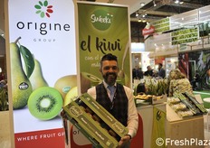Alessio Orlandi mostra con orgoglio la nuova linea bio dei kiwi di Origine Group.