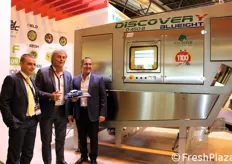 Marcos Pincu (sales area manager) e Raffaele Pezzoli (CEO) di Raytec Vision hanno consegnato un riconoscimento alla spagnola Toro Verde, impresa spagnola che ha ricevuto la 1100esima selezionatrice ottica Discovery. A ricevere l'originale dono Justin Edgell.
