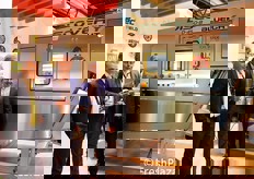 Marcos Pincu (sales area manager) e Raffaele Pezzoli (CEO) di Raytec Vision hanno consegnato un riconoscimento alla spagnola Toro Verde, impresa spagnola che ha ricevuto la 1100esima selezionatrice ottica Discovery. A ricevere l'originale dono Justin Edgell.