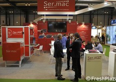 Allo stand Sermac, l'Ad Stefano Crociani parla con Cristian Moretti direttore di Agrintesa.