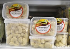 La Spagna, patria europea dell'aglio, propone anche il prodotto decorticato, in spicchi e confezionato in vaschette.