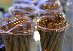 Punte di asparagi spagnoli in bicchieri.