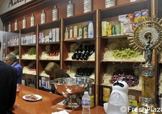 La simpatica farmacia con frutta e verdura al posto dei medicinali.