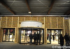 L'ingresso con il muro di mele.