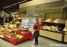 Frutta fresca, ben esposta e pronta per la vendita.