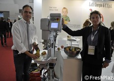 Stefano Buccio e Bianca Rosa Dondarini della Lesepidato, azienda che si occupa di inchiostri alimentari e ha portato in fiera attrezzature per sostituire i bollini con la stampa diretta sui frutti.