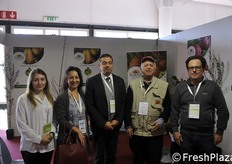 Foto di gruppo con visitatori alla Dal Monte Vivai.