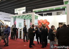 Tanta gente allo stand Zanzi.