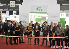 Il momento del taglio del nastro con l'assessore regionale Simona Caselli.