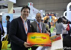 Renzo Balestri di Apofruit con il presidente Mirco Zanotti. In primo piano il brand per l'Asia.