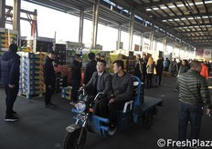 Si circola senza tante regole e con qualsiasi mezzo dentro al Mercato.