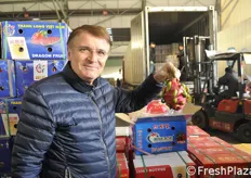 Renzo Piraccini, presidente di Macfrut, mostra un bel Dragon Fruit proveniente dal Vietnam.