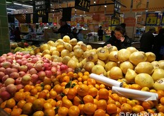 Nei supermercati cinesi l'ortofrutta è in posizione anonima, è quasi difficile trovarla, segno che non le viene dato un ruolo molto importante nella scala degli acquisti.