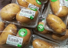 Patate confezionate due a due.