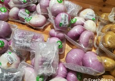 Cipolle confezionate due a due.